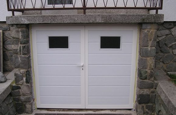 Bela dvokrilna garažna vrata