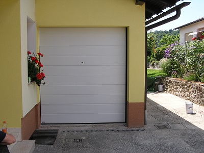 Bela sekcijska garažna vrata z eno črto