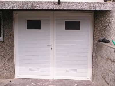 Dvokrilna garažna vrata linijski vzorec