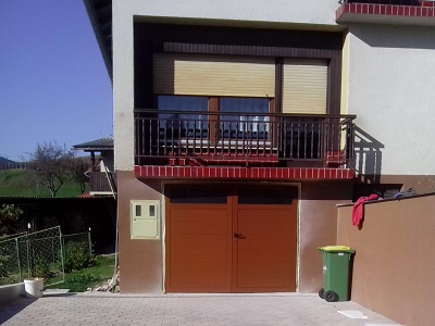 Dvokrilna garažna vrata - rdečkasto rjava