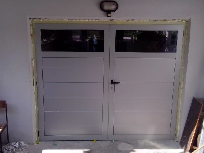 Dvokrilna garažna vrata srebrna z eno črto