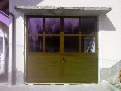 Dvokrilna garažna vrata z okni