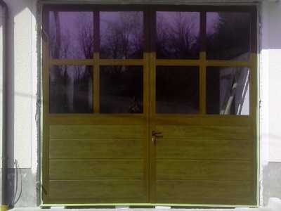 Dvokrilna garažna vrata z okni