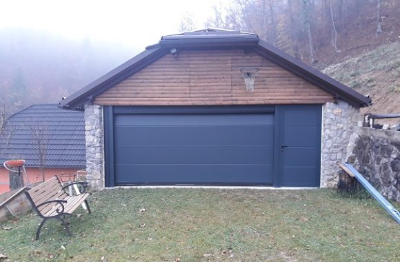 Sekcijska garažna vrata antracit gladka + enokrilna vrata