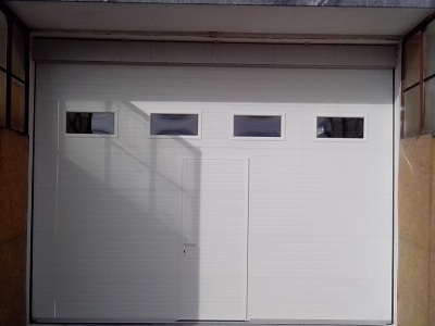 Sekcijska garažna vrata z osebnim prehodom