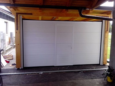 Sekcijska garažna vrata z osebnim prehodom