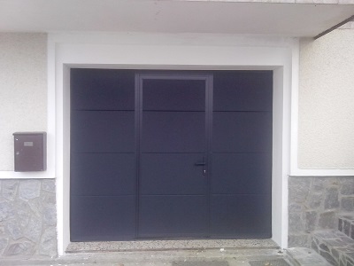 Sekcijska garažna vrata z osebnim prehodom - antracit
