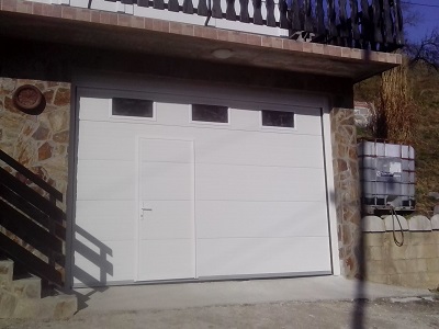 Sekcijska garažna vrata z osebnim prehodom - bela