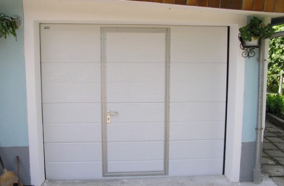 Sekcijska garažna vrata z osebnim prehodom - bela