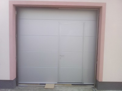 Sekcijska garažna vrata z osebnim prehodom - na desni