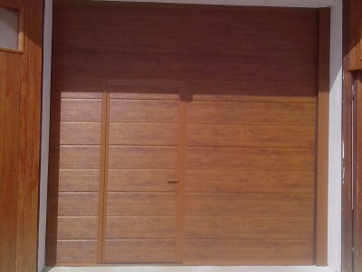 Sekcijska garažna vrata z osebnim prehodom - na levi