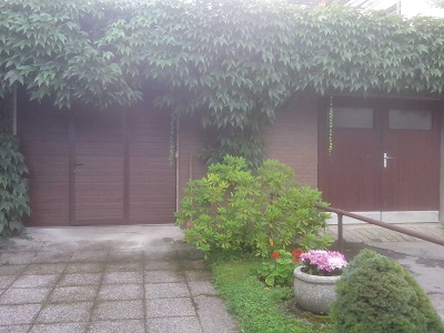 Sekcijska garažna vrata z osebnim prehodom - na sredini