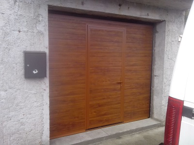 Sekcijska garažna vrata z osebnim prehodom - na sredini