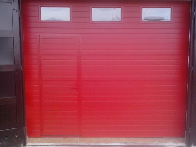 Sekcijska garažna vrata z osebnim prehodom - rdeča