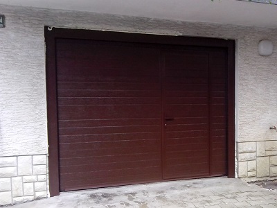 Sekcijska garažna vrata z osebnim prehodom - rjava