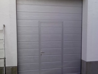 Sekcijska garažna vrata z osebnim prehodom - srebrna