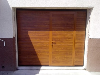 Sekcijska garažna vrata z osebnim prehodom - zlati hrast