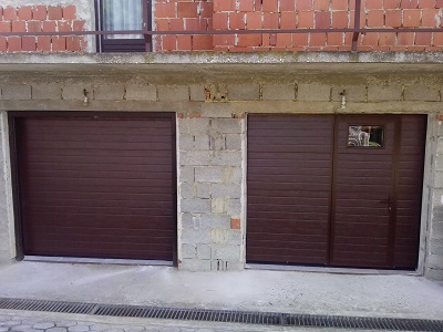 Sekcijska garažna vrata z osebnim prehodom - čoko rjava