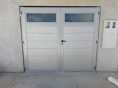 Srebrna dvokrilna garažna vrata